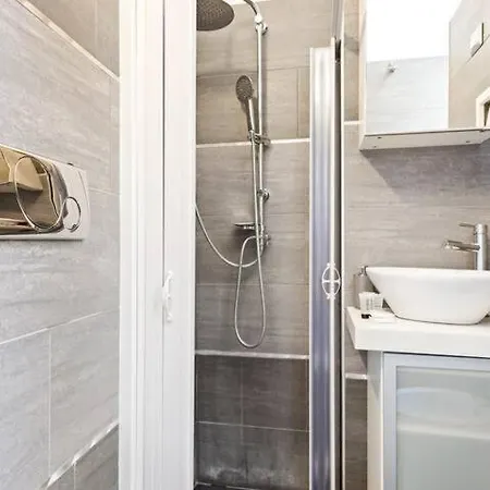 Chic & Modern 1 Bed Sleeps 4, Vatican